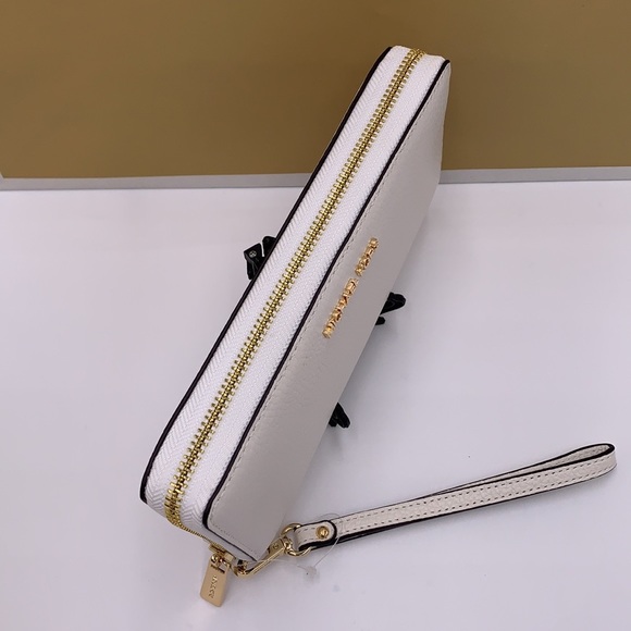 MICHAEL KORS LARGE TRAVEL CONTINENTAL WRISTLET WALLET OPTIC WHITE COLOR
NWT - Picture 11 of 16